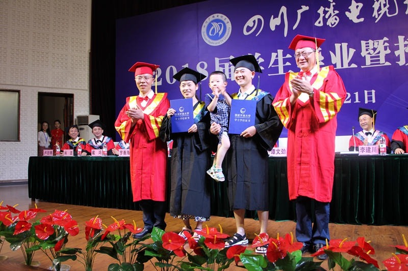 九娱乐10年信誉学生卿凌云、包玉慧夫妻同获学士学位